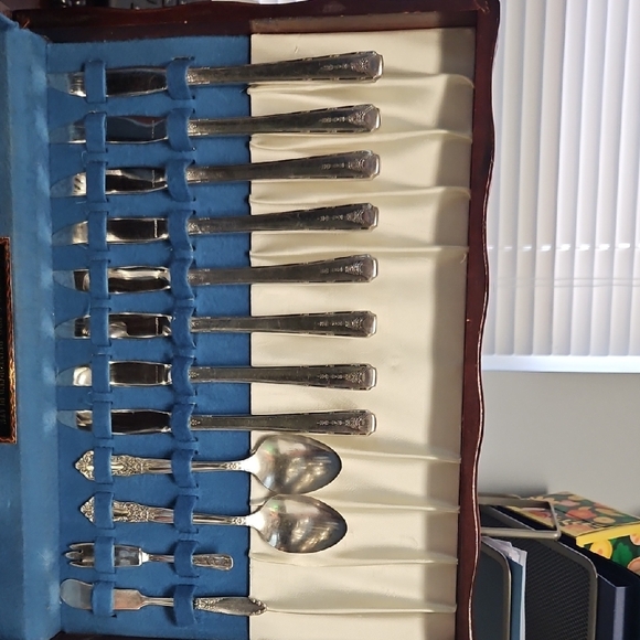 Silver Flatware Set with Classic Design - Picture 4 of 4